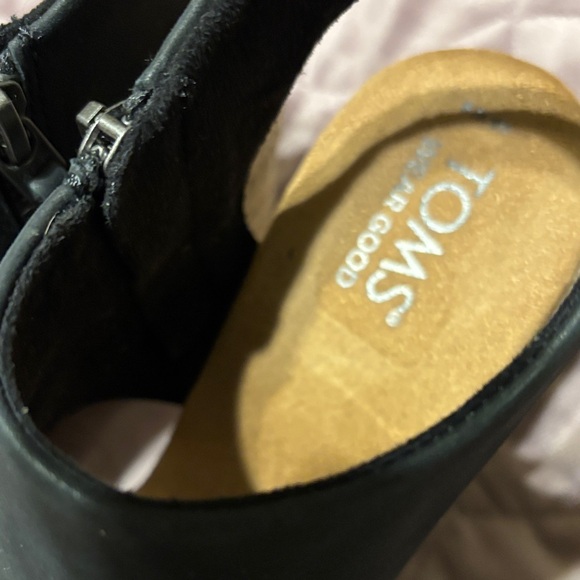 Tom’s Black and White Floral Women's Sandals - Picture 2 of 5